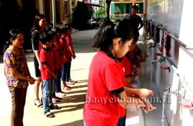 Các em học sinh thường xuyên được dạy cách rửa tay trước khi ăn.