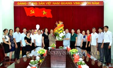 Đồng chí Thào Xuân Sùng - Ủy viên Ban Chấp hành Trung ương Đảng, Phó trưởng ban Dân vận Trung ương tặng hóa chúc mừng cán bộ, công chức Ban Dân vận Tỉnh ủy Yên Bái nhân kỷ niệm 85 năm Ngày truyền thống.