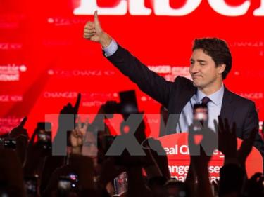 Chủ tịch Đảng LIP Justin Trudeau bên những người ủng hộ sau khi kết quả bầu cử được công bố, tại Montreal ngày 20/10.