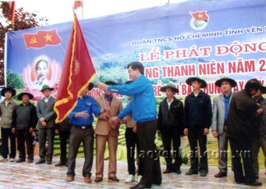 Hoạt động thanh niên tình nguyện vì cộng đồng là môi trường tốt để rèn luyện đoàn viên thanh niên.
Trong ảnh: Đồng chí Nông Việt Yên - Bí thư Tỉnh Đoàn Yên Bái trao cờ Thanh niên tình nguyện cho Huyện đoàn Yên Bình tại lễ phát động Tháng thanh niên ở xã Tích Cốc.
