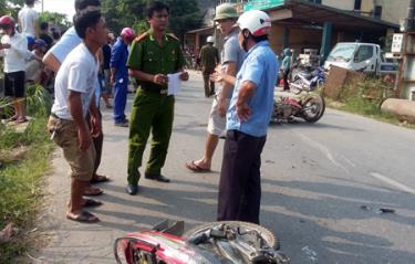 Lực lượng công an lấy lời khai nhân chứng tại hiện trường vụ tai nạn.