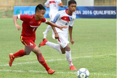 Trận đấu giữa U16 Việt Nam (áo đỏ) và U16 Myanmar trong khuôn khổ vòng loại, bảng J giải bóng U16 châu Á 2016.