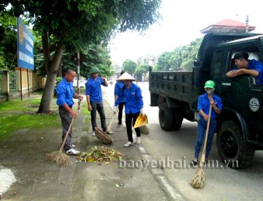 Lực lượng đoàn viên, thanh niên huyện Văn Chấn tham gia vệ sinh, thu gom rác thải tại xã Sơn Thịnh.