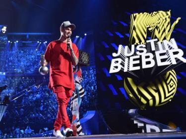 Justin Bieber thống trị giải thưởng tại MTV EMAs 2015Justin Bieber thống trị giải thưởng tại MTV EMAs 2015.