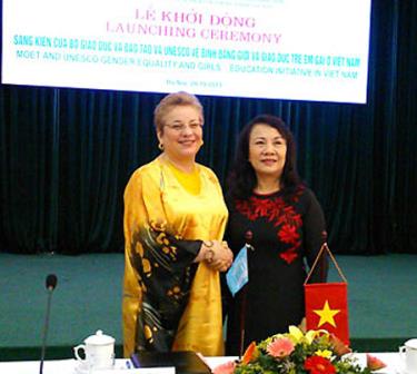 Bà Katherine Muller-Marin, Trưởng đại diện UNESCO tại Việt Nam và bà Nguyễn Thị Nghĩa, Thứ trưởng Bộ GD&ĐT Việt Nam tại lễ phát động.