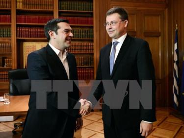 Thủ tướng Hy Lạp Alexis Tsipras (trái) và Cao ủy châu Âu về đồng euro Valdis Dombrovskis trong cuộc gặp ở Athens, Hy Lạp ngày 26/10.