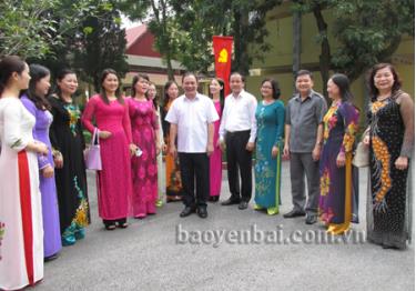 Đồng chí Phạm Thị Thanh Trà - Phó bí thư Tỉnh ủy, Chủ tịch UBND tỉnh (thứ tư, trái sang) với các đồng chí lãnh đạo Hội LHPN tỉnh, huyện thị, thành phố trao đổi về công tác tham mưu trong lĩnh vực hoạt động Hội.

