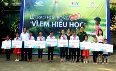 Lãnh đạo Viettel Yên Bái, Hội Khuyến học tỉnh trao học bổng “Vì em hiếu học” cho các em học sinh nghèo vượt khó xã Đại Sơn.
