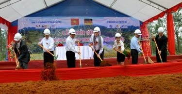 Đồng chí Nguyễn Văn Khánh - Phó Chủ tịch UBND tỉnh cùng đại diện các đơn vị tham động thổ khởi công Dự án.