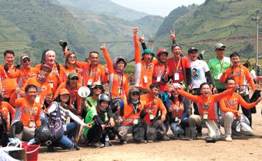 Thành viên Câu lạc bộ Dù lượn Vietwing Hà Nội và các cổ động viên tại chân đèo Khau Phạ. (Ảnh: Thanh Miền)
