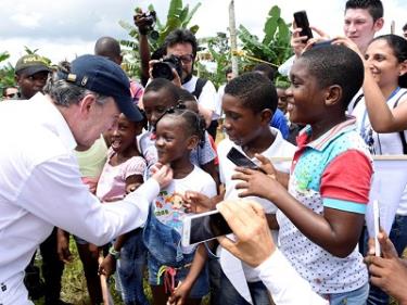Tổng thống Juan Manuel Santos cùng các trẻ em Colombia.