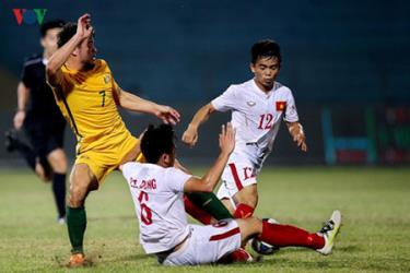 U19 Việt Nam (áo trắng) chuẩn bị dự giải U19 châu Á.