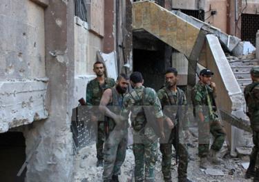 Binh sỹ Syria làm nhiệm vụ tại khu vực Bustan al-Basha, Aleppo ngày 6/10.