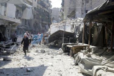 Một thành viên đội dân phòng tại một khu chợ bị không kích ở Aleppo.