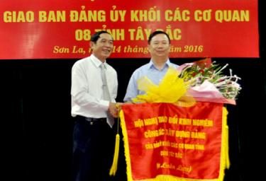 Đảng ủy Khối các cơ quan tỉnh Sơn La trao cờ luân lưu đăng cai tổ chức Hội nghị giao ban năm 2017 cho Đảng ủy Khối các cơ quan tỉnh Lào Cai.