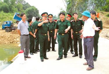 Đoàn công tác của Bộ Quốc phòng, Quân khu 2 kiểm tra công trình đường tràn liên hợp Ta Tiu tại xã Phù Nham, huyện Văn Chấn.  (Ảnh: Thanh Năm)
