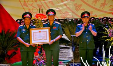 Thừa ủy quyền của Chủ tịch nước, Thiếu tướng Nguyễn Hồng Thái - Phó Tư lệnh Quân khu 2 trao Huân chương Bảo vệ Tổ quốc  hạng Nhì cho lực lượng  vũ trang tỉnh Yên Bái.