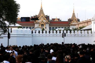 Người dân Thái Lan vái vọng Quốc vương bên ngoài Cung điện Hoàng gia.