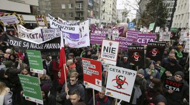Tuần hành biểu tình phản đối CETA tại Warsaw, Ba Lan ngày 15/10.