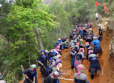 Hội viên Hội Phụ nữ xã Khao Mang tham gia làm đường giao thông nông thôn.