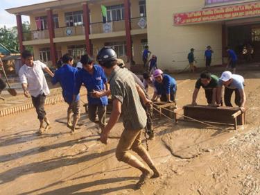 Đoàn viên, thanh niên Quảng Trạch giúp các trường học dọn vệ sinh sau lũ.