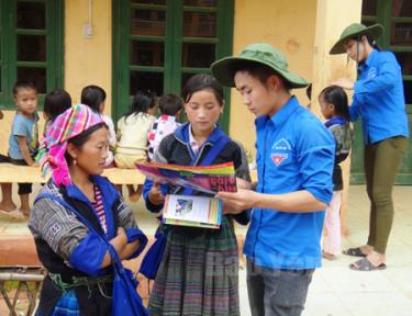 Thanh niên tình nguyện tuyên truyền pháp luật cho đồng bào vùng cao.
