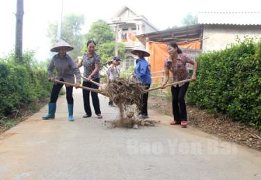 Chi hội Phụ nữ thôn Tân Long, xã Báo Đáp tích cực quét dọn “Đoạn đường chi hội phụ nữ tự quản”. 
