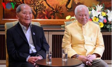 Ông Tanin Kraivixien (trái) và tướng Prem Tinsulanonda.