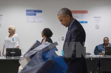 Tổng thống Mỹ Barack Obama bỏ phiếu sớm tại điểm bầu cử ở Chicago ngày 7/10.