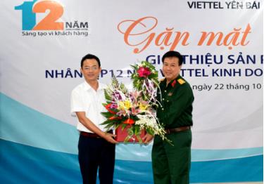 Lãnh đạo Sở Thông tin và Truyền thông tặng hoa chúc mừng Viettel Yên Bái nhân kỷ niệm 12 năm kinh doanh dịch vụ di động.