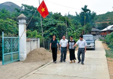 Đến nay 7 km trục đường liên xã ở Phù Nham đã được bê tông hóa và nhựa hóa.