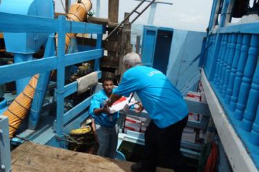 Các nhân viên nhân đạo đang bốc dỡ hàng cứu trợ tại cảng Hodeidah, Yemen.