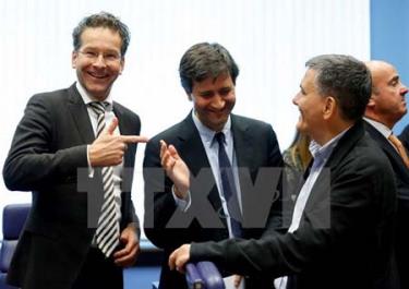 Chủ tịch nhóm Bộ trưởng Tài chính các nước Eurozone Jeroen Dijsselbloem (trái) và Bộ trưởng Tài chính Hy Lạp Euclid Tsakalotos (phải) tại cuộc họp ở Luxembourg ngày 10/10.