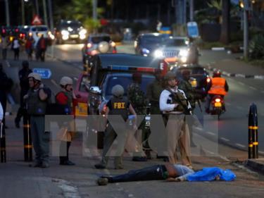 Cảnh sát điều tra tại hiện trường vụ tấn công bên ngoài Đại sứ quán Mỹ ở Nairobi ngày 27/10.