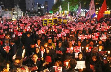 Hàng nghìn người biểu tình ở Seoul, Hàn Quốc đòi Tổng thống từ chức.