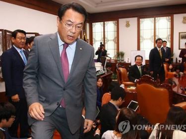 Nghị sỹ Chung Jin-suk của đảng Saenuri cầm quyền bỏ ra ngoài phòng họp.