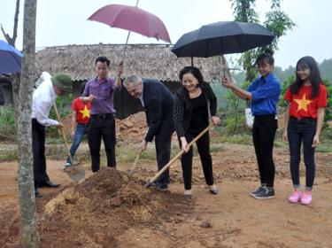 Các đồng chí lãnh đạo hai tỉnh Yên Bái - Val de Marne cùng tham gia trồng 20 cây lát hoa tại đường Âu Cơ, thành phố Yên Bái.