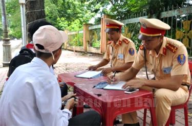 Lực lượng cảnh sát giao thông trong tỉnh phối hợp với các ngành tăng cường các biện pháp bảo đảm trật tự an toàn giao thông trên địa bàn tỉnh Yên Bái. (Ảnh Đức Toàn)