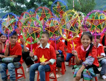 Niềm vui của các em học sinh nơi vùng cao xa xôi của huyện Mù Cang Chải tham dự chương trình “Trăng rằm vùng cao”.