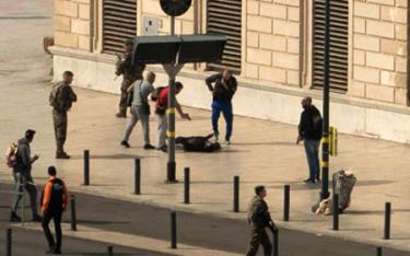 Cảnh sát hạ gục kẻ tấn công ở Marseille.