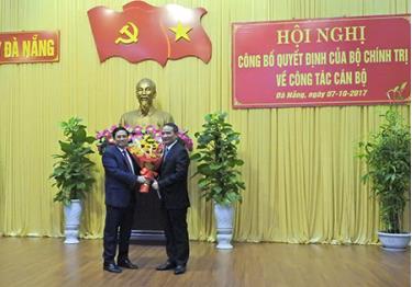 Trưởng ban Tổ chức Trung ương Phạm Minh Chính (bìa trái) trao quyết định của Bộ Chính trị và chúc mừng ông Trương Quang Nghĩa