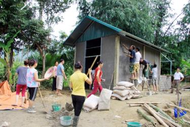 Đoàn viên công đoàn và nhân dân thôn Tích Chung 2, xã Cảm Nhân hoàn thiện ngôi nhà mới cho anh Nguyễn Văn Sang.
