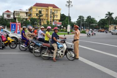 Lực lượng cảnh sát giao thông nhắc nhở, tuyên truyền các trường hợp dừng, đỗ sai quy định tại ngã tư Km 5, thành phố Yên Bái.