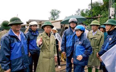 Đồng chí Đỗ Đức Duy - Phó Bí thư Tỉnh ủy, Chủ tịch UBND tỉnh có mặt tại hiện trường kiểm tra, chỉ đạo tình hình bão lũ tại thị xã Nghĩa Lộ.