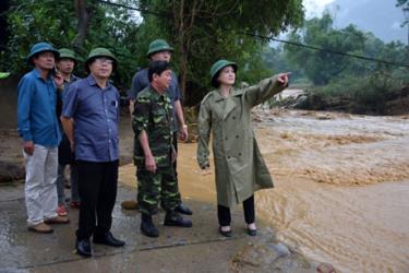 Đồng chí Phạm Thị Thanh Trà - Bí thư Tỉnh ủy kiểm tra tình hình mưa lũ tại  một số khu vực của thị xã Nghĩa Lộ