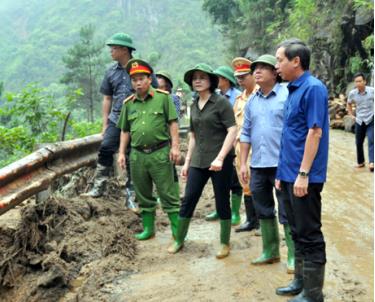 Bí thư Tỉnh ủy Phạm Thị Thanh Trà chỉ đạo huy động các phương tiện máy móc tập trung xử lý các điểm còn nguy cơ sạt lở.