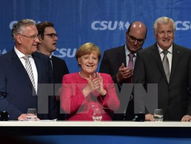 Chủ tịch đảng CDU, Thủ tướng Đức Angela Merkel (giữa) và lãnh đạo đảng CSU Horst Seehofer (phải) trong chiến dịch vận động tranh cử ở Munich ngày 22/9.