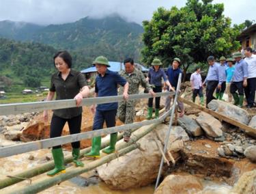 Các đồng chí lãnh đạo tỉnh Yên Bái kiểm tra tình hình và công tác khắc phục hậu quả lũ ống tại xã Hát Lừu, huyện Trạm Tấu.