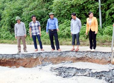 Đồng chí Nguyễn Văn Khánh - Phó Chủ tịch UBND tỉnh, Phó Trưởng ban Thường trực Ban chỉ huy PCTT-TKCN tỉnh cùng lãnh đạo huyện Trạm Tấu kiểm tra tình hình sạt lở đất tại địa bàn thị trấn Trạm Tấu.