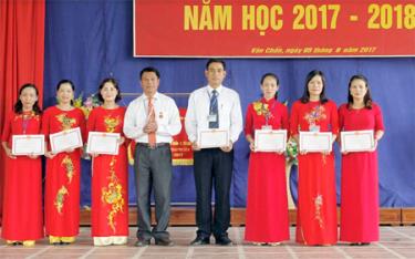 Các cá nhân có thành tích xuất sắc trong năm học 2016 - 2017 được nhà trường khen thưởng tại Lễ khai giảng năm học 2017 - 2018.